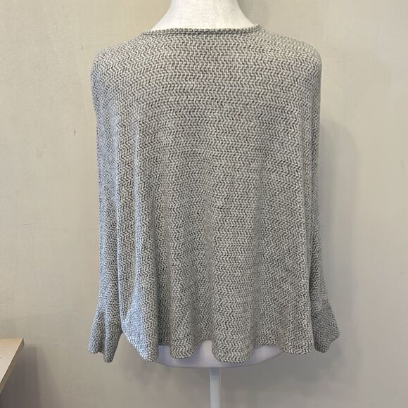 Erge gray white patterned bat wing top Size M EUC - Picture 5 of 8
